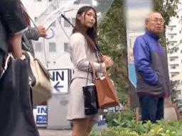 通勤途中のバスの中で痴漢されて…発情して腰を揺らす美人OL