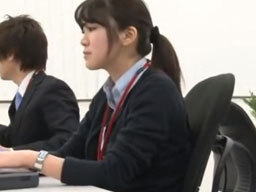 仕事中に上司に襲われるOL