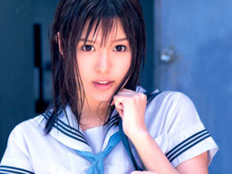 帰宅中に豪雨にあってしまったセーラー服JK！雨宿りのために駆け込んだ倉庫には！？