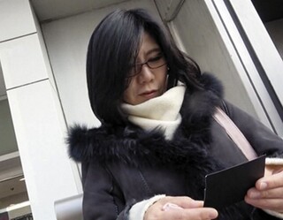 【不倫旅行】露天風呂で恥部弄り… 発情まんこに浮気ちんぽを挿入されて、２０年ぶりにイっちゃったアラフィフめがね妻…