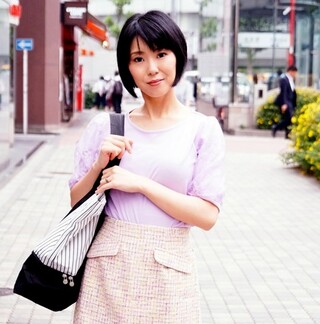 ☆人妻ナンパ☆ ４２歳だという完熟寸前のスレンダーボディを持て余した真面目そうに見える美人奥さまがとびきりスケベな淫乱メス犬に豹変！旦那様が仕事に精を出す平日の昼下がり街頭インタビューを装い近寄ってきた名前も知らないナンパ師に濡れたぎる雌穴を虐め抜かれて激しく興奮した人妻の淫らな姿を見逃すな！