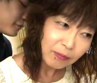 『地味な52歳人妻が恥ずかしそうに若い男に抱かれる』「もうおばさんなのに、こんな元気なちんぽ挿れてもらえるなんて…」