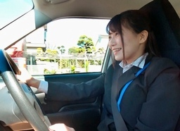 営業車で外回りしているリアルOLさんがナンパされ→仕事中にサボってAV出演しちゃった素人さんに中出し♡