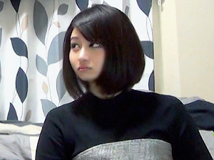 ［ナ ン パ 盗 撮］超激カワな短髪娘『この格好恥ずかしい…』デカチンしゃぶってその気に…小さい身体に力いっぱい激ピストン！