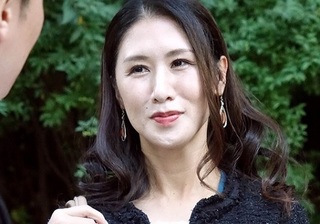 人妻ナンパ「うふふ♡」スレンダー巨乳おっぱいでエロ下着の四十路・美魔女おばさん・素人熟女が車の中で熱い肉棒に夢中になる！
