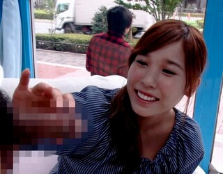 ☆人妻ナンパ☆ ２３歳だというすでに結婚してご主人と子供がいるとっても綺麗な若奥さまがとびきりスケベな淫乱メス犬に豹変！浮気はダメだと分かっていながらも怒張した極太チンポでビンビンに尖らせた大粒のクリトリスに快楽を与え続けられて絶頂欲求が高まったドスケベ人妻の淫らな姿を見逃すな！