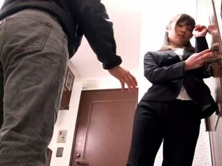 同じマンションに住む綺麗なお姉さんが『酔っぱらって自分の部屋の鍵を上手く開けれない』欲情しちゃった僕はその場で即ハメ！