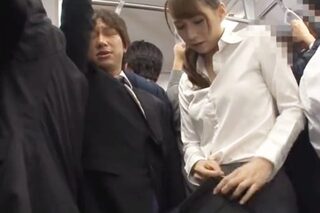 〈エロハプニング！〉体の自由が効かない満員電車。引き上げた荷物が眼前の男の股間に！スコスコ！発情！ww