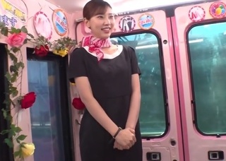 【素人ナンパ美容部員】見つめる勃起ちんぽをおかずに股間を刺激し挿入ねだる素人美人