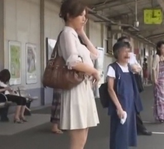 抜群スタイルで乗車するも背後から襲われマン汁吹き出し犯されるお姉さん