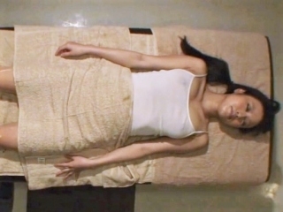 〖人妻盗撮〗ノーブラで見事な乳房 先っぽが透けて卑猥です
