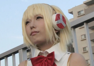 《アニコスするレイヤー》「興奮するぅ♥」スレンダー美乳おっぱいの美少女が金髪・ハイレグの衣装でチンポ挿入されるｗ