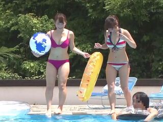 真夏のプールに潜入したエロエロ痴漢師！水中でえちえちおっぱいな水着美女を襲う鬼畜が勃起チンポを露出して挿入まで…