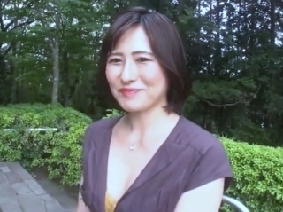 〖人妻熟女〗まだ35歳なのに、夫とレスなんです 大きな乳房の半熟ボディにフル勃起