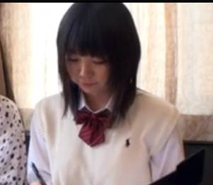 女子校生の女の子がオイルマッサージでテカテカ
