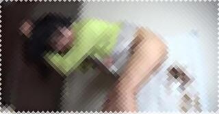 【浣腸脱糞】自宅の壁に下痢便を噴射する女性。まるでウンコアート。バンクソーかな？