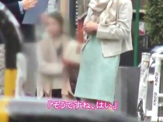 【熟女ナンパ】美人で色気溢れる美魔女おばさんにセクハラ質問！デカ尻と乳首披露して欲情するお持ち帰り中出しセックスで絶頂
