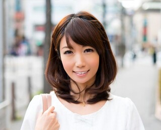 ☆人妻ナンパ☆ 欲求と刺激を求めて名前も知らないナンパ師に溜まった性欲を激しくぶつけるとびきりスケベな２７歳になる美人奥さまをナンパ！浮気は旦那に悪いと分かっていながらも洗ってもないエロ汁まみれのオマンコを執拗に虐め抜かれてメスの本能が完全覚醒した清楚な人妻の淫らな姿を見逃すな！