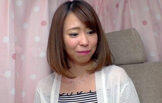 ☆人妻ナンパ☆ ４０歳だというセックスレスが続いてる夫婦生活に不満を感じてる真面目タイプの美人奥さまがとびきりスケベな淫乱メス犬に豹変！平日の昼下がりアンケートに協力して欲しいと持ち掛けられて連れ込まれたロケ車の中で匂い立つヌルヌルの雌穴を虐め抜かれて完全発情した人妻の淫らな姿を見逃すな！