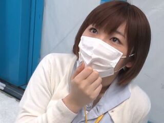 骨折しオナニー出来ない絶倫素人を手コキ＆フェラで射精させる美女ナース！射精させても収まらず生ハメするエロ着衣セックス！