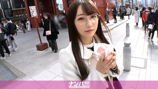 マジ軟派、初撮。 1923 ひかえめメガネ美少女をホテルに連れ込む背徳感！押しに弱すぎてされるがままに胸やお尻を揉まれ… 電マで潮吹きまくるスケベ体質！狭いマ●コはバイブを奥まで咥え込む！プリプリ美尻に腰を打ち付けられて目がトロン…♪『初めてのことだらけで///』18歳の少女のムッツリ心が開花！ そら 18歳 本屋の店員