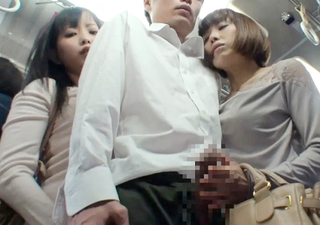 《逆痴漢》「わぁ、おっきぃ♥」満員バスで欲求不満なスレンダー巨乳おっぱいの美人若妻たちがチンポに群がってくる映像ｗ