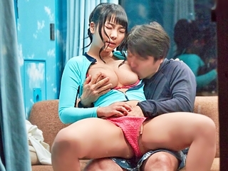 〈素人〉ポニーテール巨乳パイパンギャルと生ハメ♡羞恥顔で腰振り股濡らし喘ぐ娘を男たちがMM号の外から見てる
