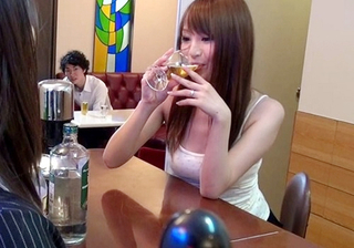 《美人ママ》「いっぱいしましょ♥」人妻カフェでスレンダー巨乳おっぱいの美人店長と客にバレないように卑猥行為を楽しむｗ