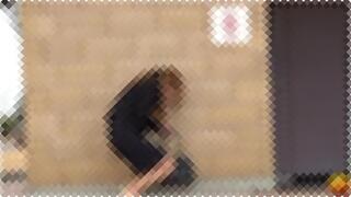 【屋外脱糞】全てが終わった人間の姿がこちら。公園トイレ前でうんこ漏らすギャルOLさん。