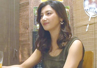 《三十路の人妻熟女》「いっくぅ♥」スレンダー美乳おっぱいの独り飲みしてる妖艶な美魔女・美熟女おばさんを口説いて中出し！