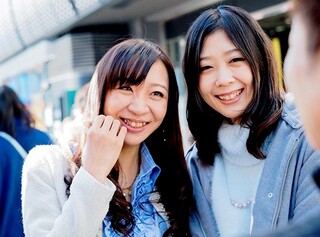 ☆人妻ナンパ☆ ４６歳だという清楚なフリした性欲強めの美人奥さまがとびきりスケベな淫乱メス犬に豹変！使い込まれた卑猥な肉厚マンビラ全開の完熟マンコを名前も知らないナンパ師に虐め抜かれて本性を露わにしたドスケベ人妻が年頃の娘とひとつになって絡み合う変態チックな姿を見逃すな！