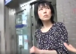 人妻ナンパ「うーん…」街をゆく素人美魔女・美熟女おばさんを口説いて車の中で勃起肉棒を舐めてもらったりするｗｗｗ
