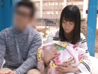 かわいい若妻さんが子どもを旦那に預けて中出しSEXしてしまう