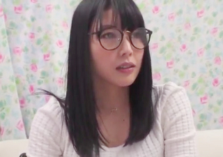 《人妻ナンパで連続中出し》「恥ずかしぃ♥♥」おしゃれ眼鏡、スレンダー巨乳おっぱいの素人奥様を口説いて生ハメSEX！ｗ