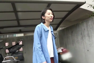 〈人妻ナンパ〉何か飄々とした人妻だけどやっぱりレスに悩んでる！せっかく家に招待してくれたんだしお礼に一発ハメますよ♡