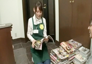 【バイト美女】「沢山ありますね…」エロ本の出張買取を依頼して来たスレンダー美乳おっぱいお姉さんが査定中に発情したからH