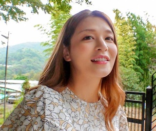 【人妻三十路】最高峰の美しさで旅館に向かい不倫ファックで中出しされる主婦