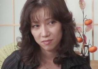 《美魔女》「Hしましょうよ♥♥」自慰行為中に来た若者を下半身すっぽんぽんで迎えて誘惑するスレンダー巨乳おっぱい熟女エロい