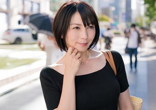人妻ナンパ「恥ずかしぃ♡」ショートカットの超美人！スレンダー垂れ乳おっぱい素人美魔女・美熟女おばさんと膣内射精SEX！