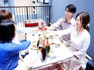 『夫婦交換しない？』24時間のスワップ生活で我慢限界…隣人旦那の凄テクに服従するエロ巨乳な美熟女がデカ尻騎乗位で痙攣絶頂